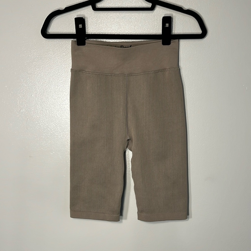 Calvin Klein Performance High Waisted bike shorts in Beige Sz Small